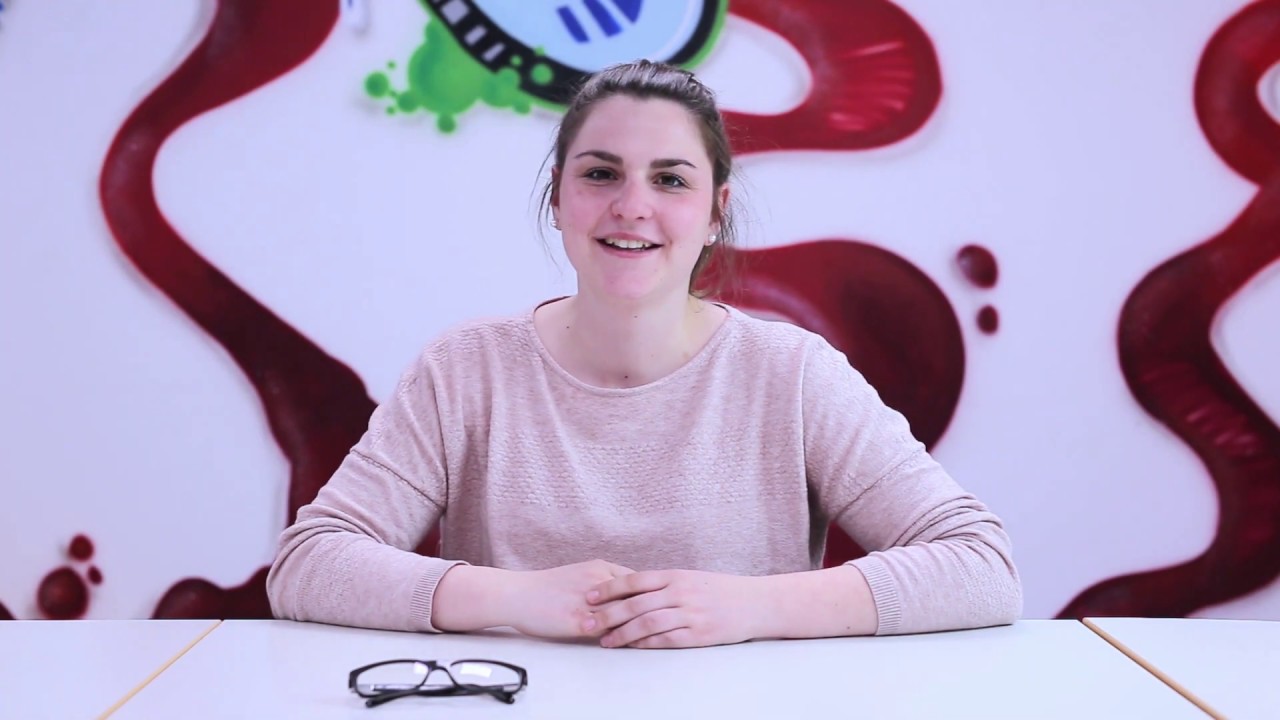 Maske mit Brille aufsetzten