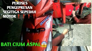 Proses PRESS segitiga sepeda motor matic.