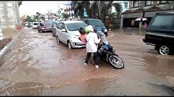 Banjir Besar di Palembang, Pria Ini Jadi Pahlawan, Netizen: Real Man! - Durasi: 0.57. 