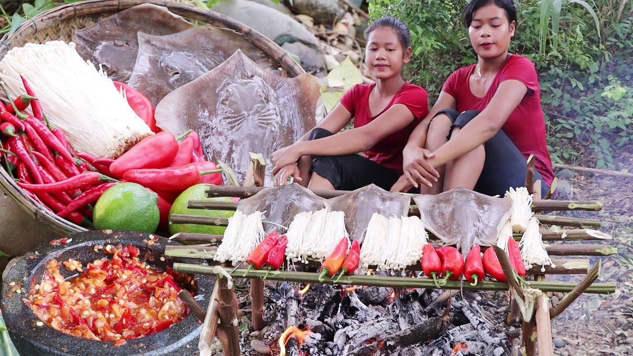 Stingray and mushroom grilled with Peppers sauce - Cooking Stingray for eating delicious in jungle