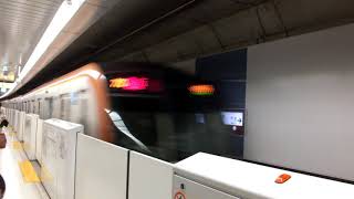 副都心線、明治神宮前駅を、東京メトロ10000系が通過。