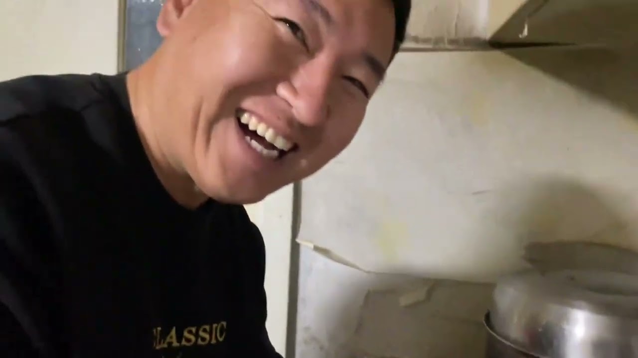 东北大铁锅炖牛肉汤，炕烧热乎的喝着热乎牛肉汤，简简单单又一顿