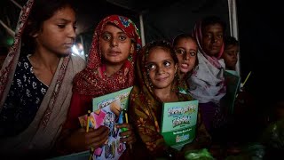 Pakistan : une toile de tente transformée en école pour les victimes des inondations