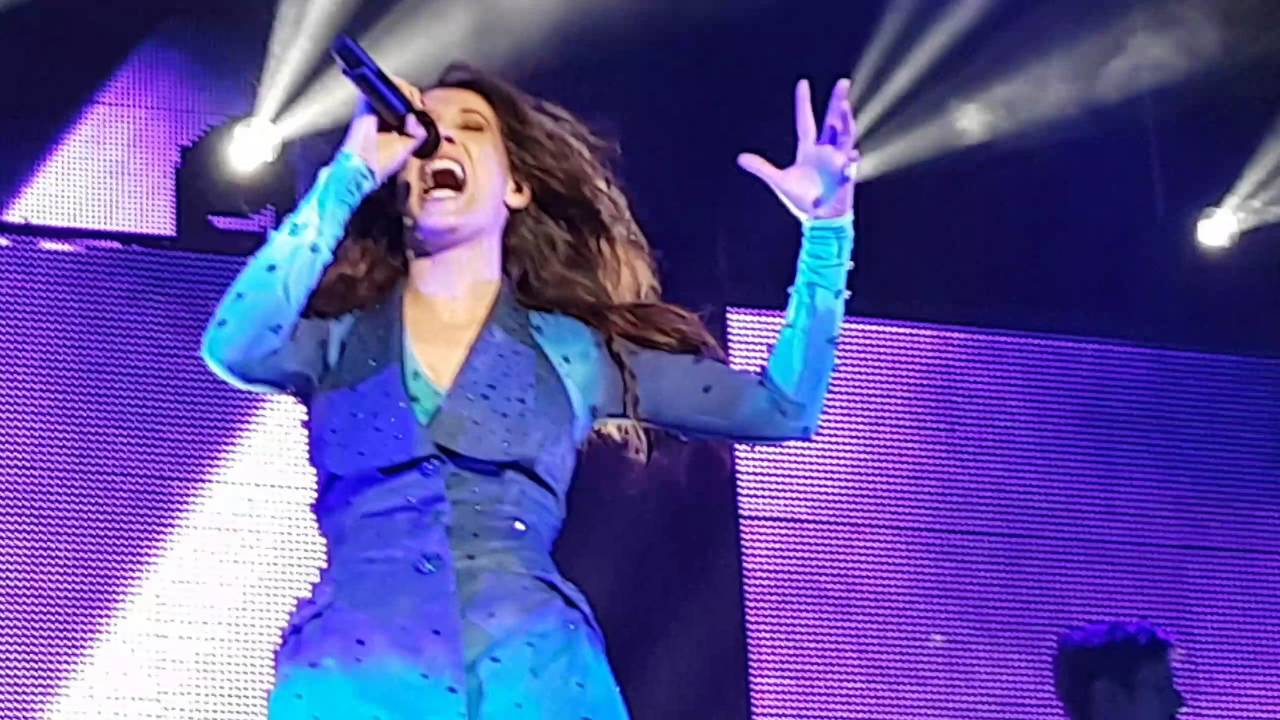 Malú Enamorada - Diles - Si estoy loca - Me quedó grande tu amor - Tour Caos Salamanca