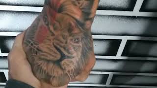 Tatuagem na mão Leão realista. Tatuagem na mão Leão realista.