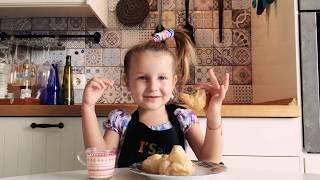 Готовим круассаны с розовым шоколадом. Дети готовят сами без родителей. Готовим круассаны с розовым шоколадом. Дети готовят сами без родителей.