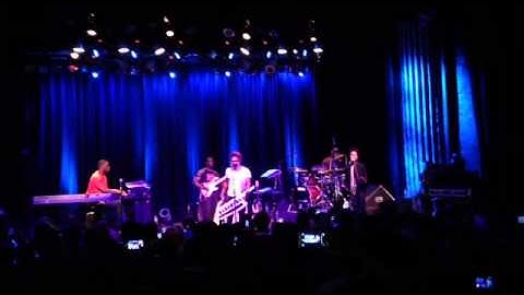 Robert Glasper Experiment feat. Algebra Blessett "Calls"