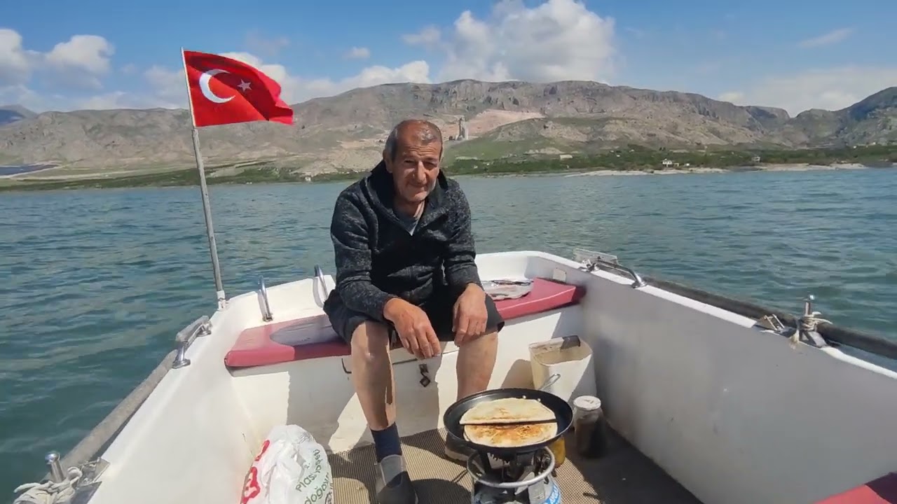 Karakaya Baraj Gölü'nde teknede kahvaltı. Pınarlı Köyü/Baskil-Elazığ