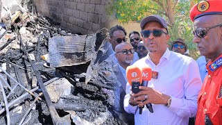 Burgemeester Mooge, die het overgebleven kind van het gezin dat omkwam bij de brand in Hargeisa g...