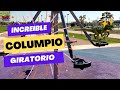 Dino en el INCREÍBLE columpio giratorio del parque y se tira en el tobogan | Dinosaurios para niños