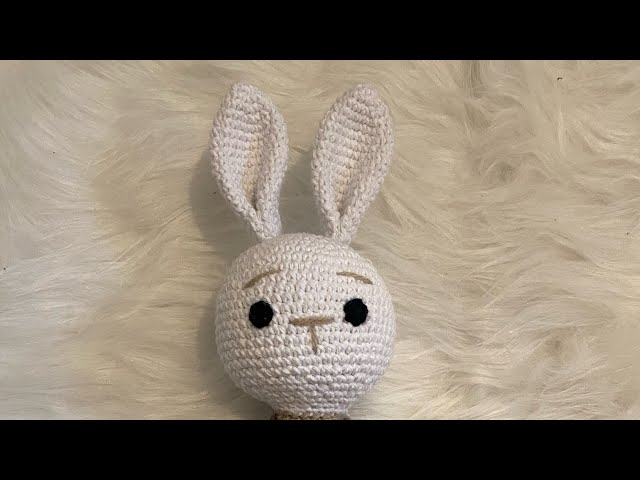 Adorable Amigurumi, lapin avec pantalon salopette au crochet, un cadeau  pour na