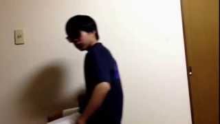 椅子で遊ぶ少年