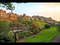edinburgh castel and christmas market in princess street