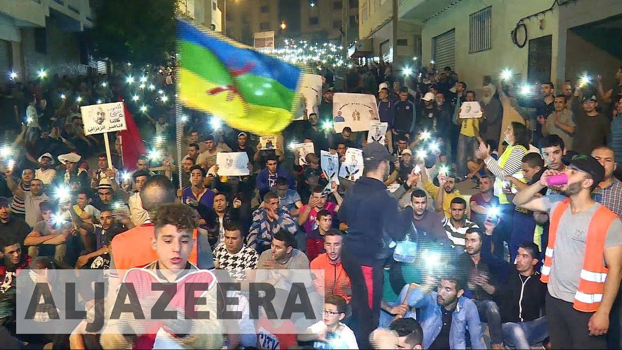 يطالب المتظاهرون بالإفراج عن ناشط مسجون في المغرب