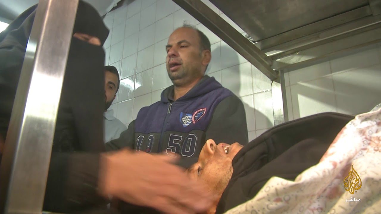 مؤثر .. أم فلسطينية تودع ابنها الشهيد