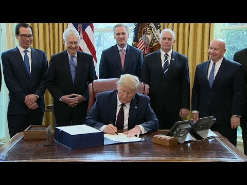 Coronavirus: en pleine crise sanitaire, Donald Trump promulgue le plan de relance Coronavirus: en pleine crise sanitaire, Donald Trump promulgue le plan de relance