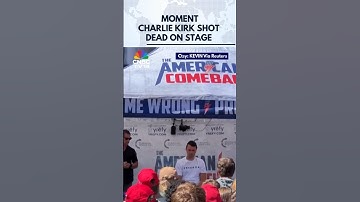 KIJK: Moment waarop conservatieve influencer Charlie Kirk doodgeschoten wordt op het podium van d...