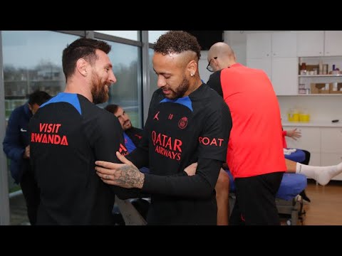 Lionel Messi fue recibido en el PSG con un pasillo de honor y recibió un regalo inesperado