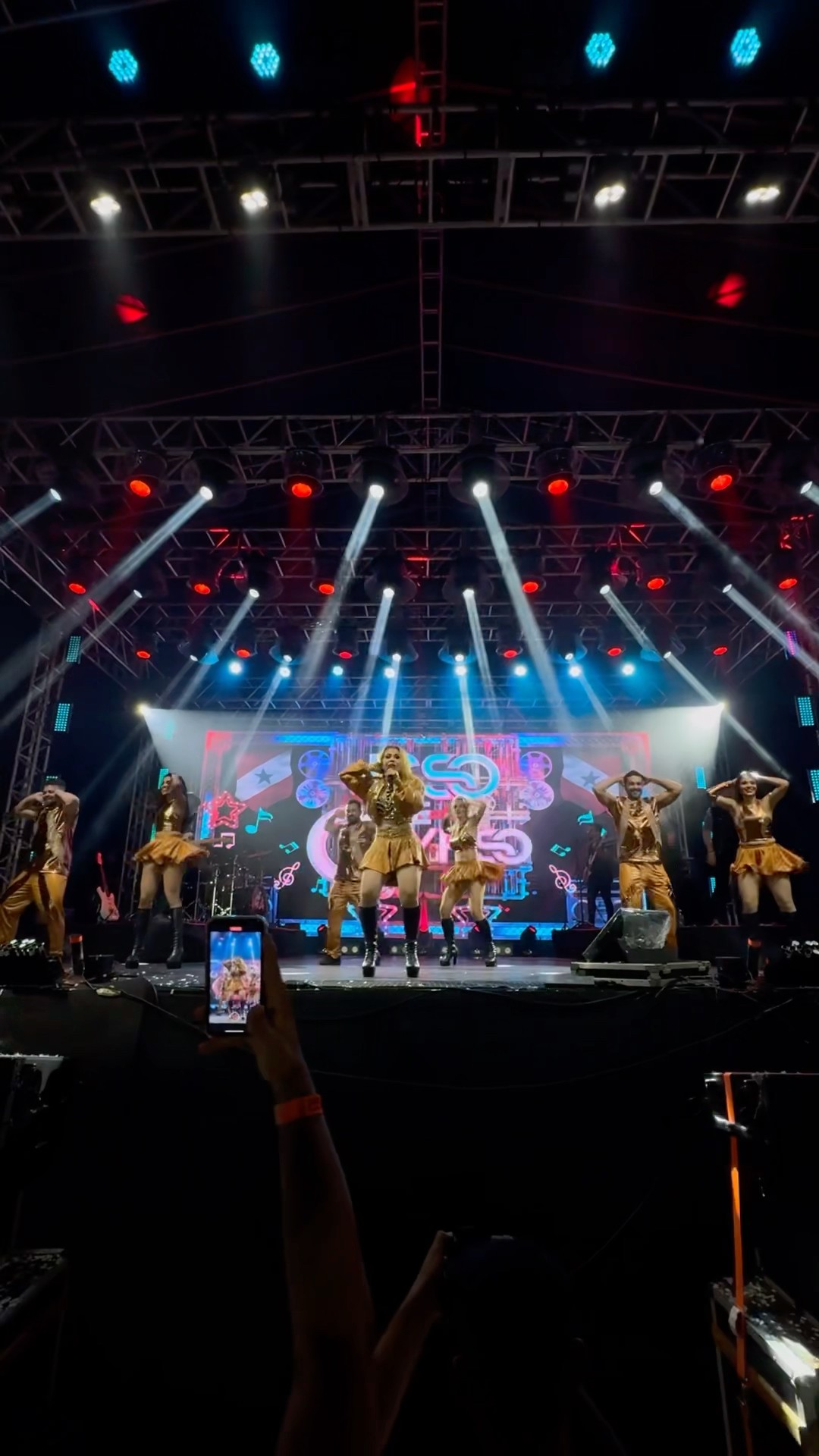 Joelma e seus dançarinos dando um show de sincronização