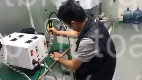 Mr Khang HITECOM đang thao tác máy cấp vít toàn tự động cầm tay YX HSM60 cấp bằng hơi khí nén