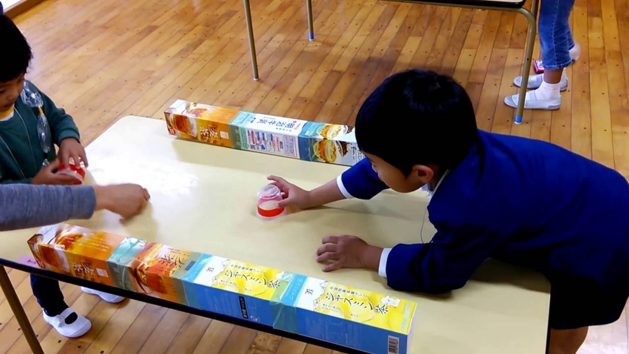 5歳 1ヵ月 25日目 手作りエアホッケーで兄弟対決 Youtube