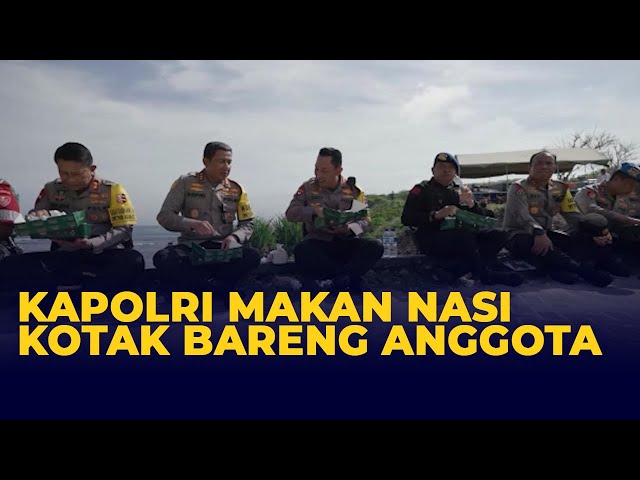 Mantap! Kapolri Listyo Sigit Prabowo Makan Nasi Kotak Bareng Anggota class=