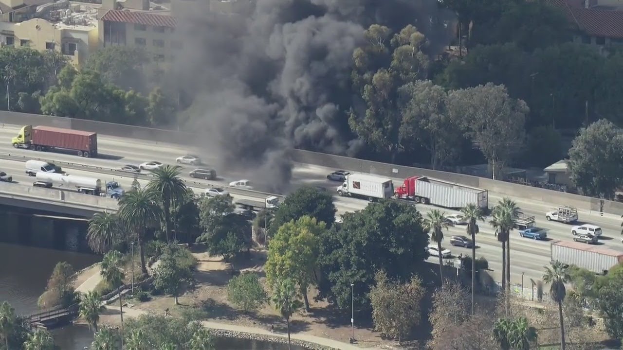 Small fire erupts near 10 freeway in Boyle Heights - YouTube