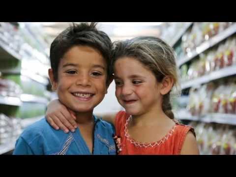 Dos nños abrazados.