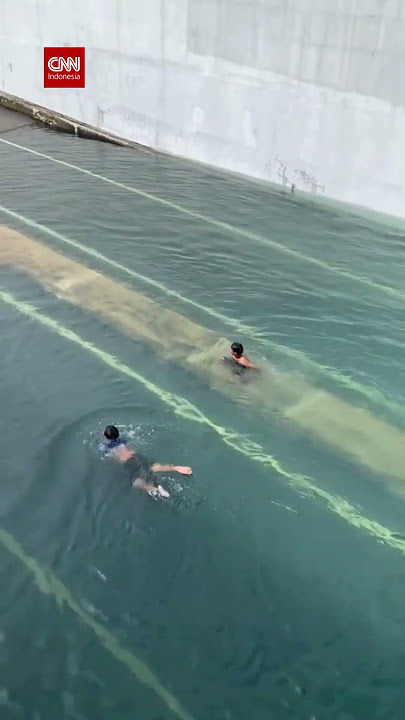 Viral, Kolong Flayover di Cikarang Berubah Jadi Kolam Renang Dadakan