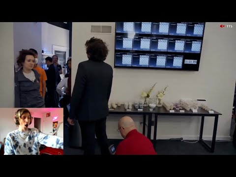 xQc reacts to