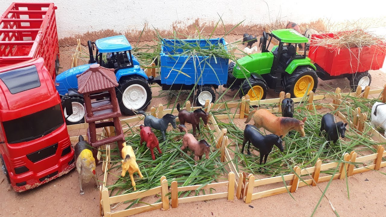Fazendinha de brinquedo construindo cerca para os animais com trator