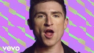 Смотреть клип Walk The Moon - Shut Up And Dance