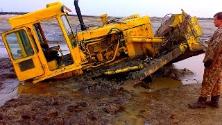Гусеничные бульдозеры на бездорожье Бульдозер застрял в грязи Жесть! Bulldozer stuck in the mud