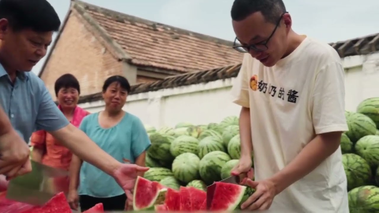 A post-90s entrepreneur went viral thanks to his 80-year-old grandma