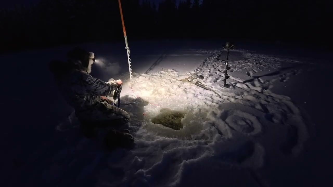 Talviverkkojen uittoa jään alle yön pimeydessä upouudella JÄÄRAKETILLA. ONNISTUU HIENOSTI!!!