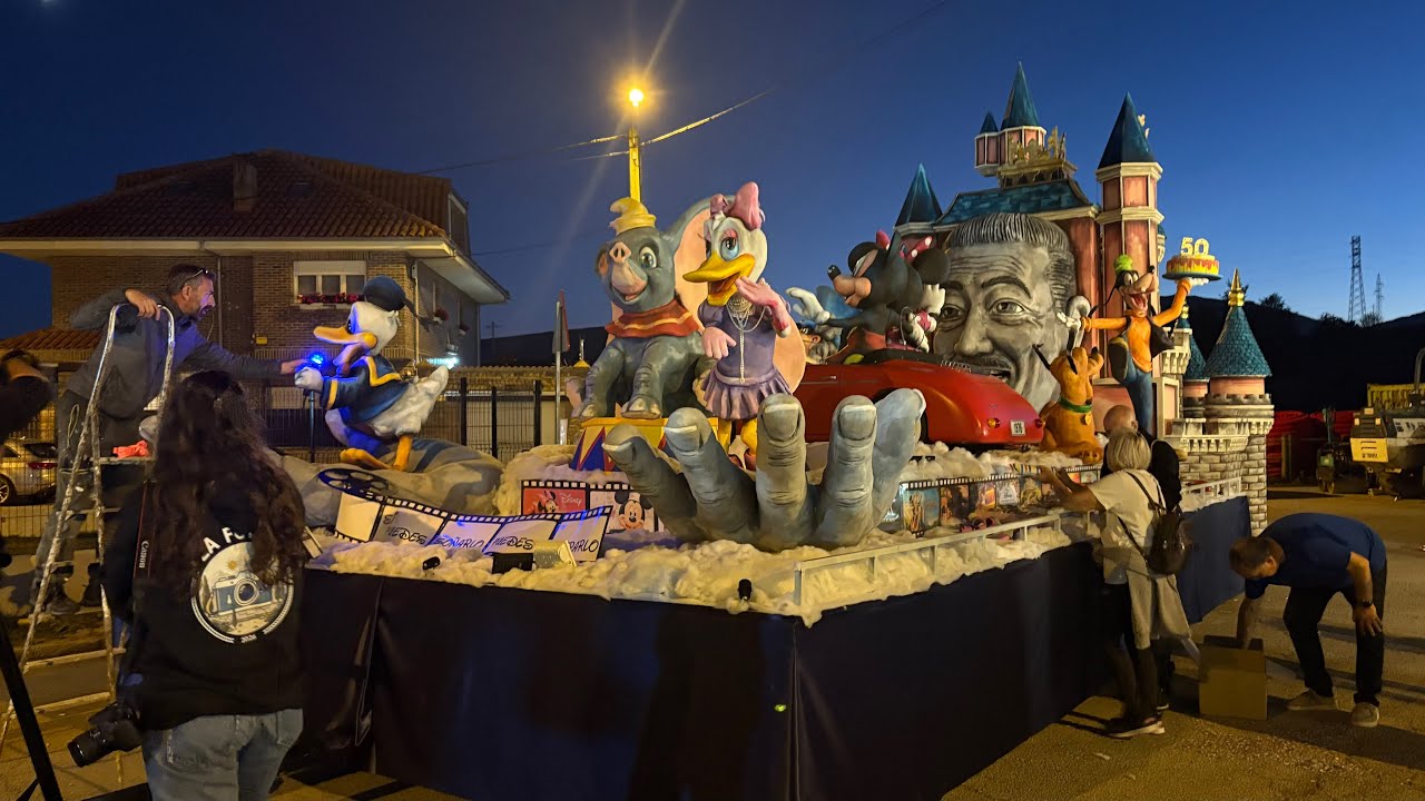 Desfile nocturno de carrozas artisticas de las fiestas de San Mateo 2026 en Reinosa