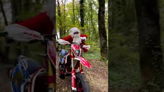 Le lutin et le père Noël fous sont de retours ! Les cadeaux arrivent