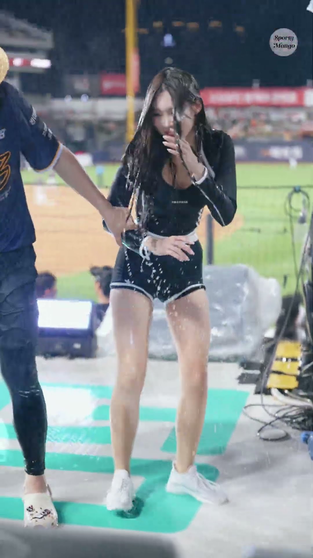 Off-guard cheerleader Kye Yu-jin gets caught!