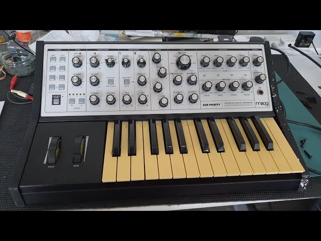 MOOG SUB PHATTY サイドパネル換装済 Moog Little & Sub Phatty sidepanels (solid walnut) - 2 Many