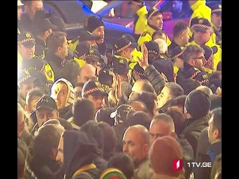 რუსთაველის გამზირზე პოლიციასა და აქციის მონაწილეებს შორის შეხლა-შემოხლაა, დააკავეს რამდენიმე პირი