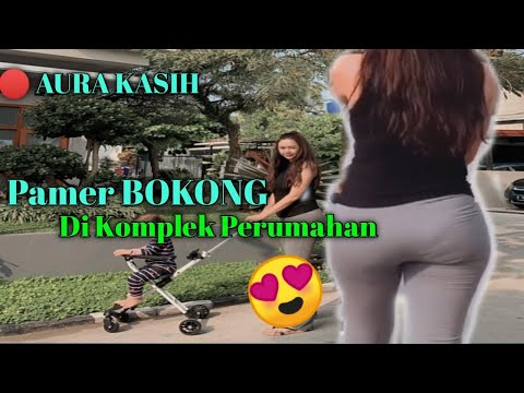 Aura Kasih Pamer Bokong, Jalan-Jalan Keliling Komplek