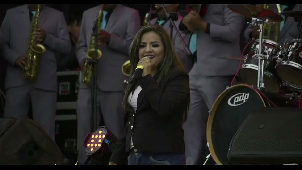 SHIRLEY HUAMAN CON BANDA 11 ANIVERSARIO