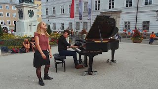 Verena Sturm sings Rolling in the Deep (Adele) with Thomas Krüger – Street Performance in Salzburg