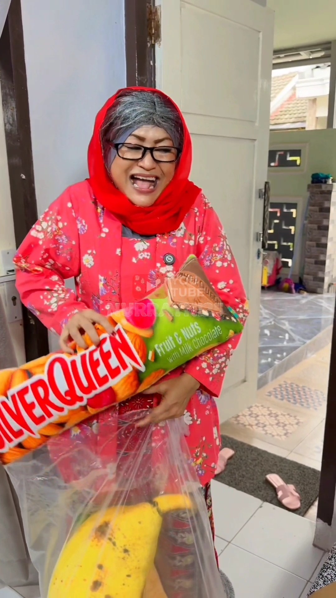 NENEK BAWA OLEH OLEH | NURRAYNI25