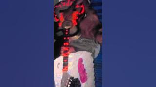 Tunawisma pintar main gitar dan menyanyi