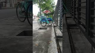 Tukang becak marah, meninggalkan becaknya di pinggir jalan krn sepi penumpang kalah dg ojek online.