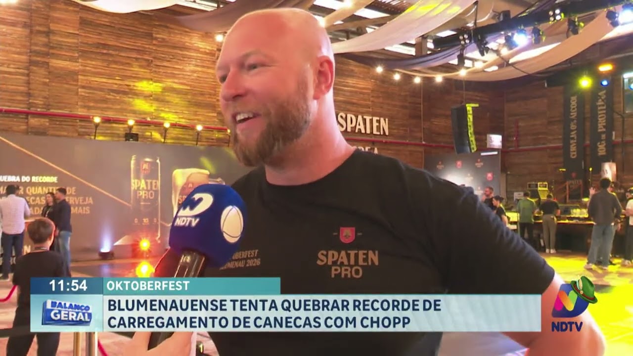 Oktoberfest: blumenauense tenta quebrar recorde de carregamento de canecas com chopp