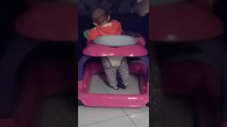 Bebê Fazendo Traquinagem