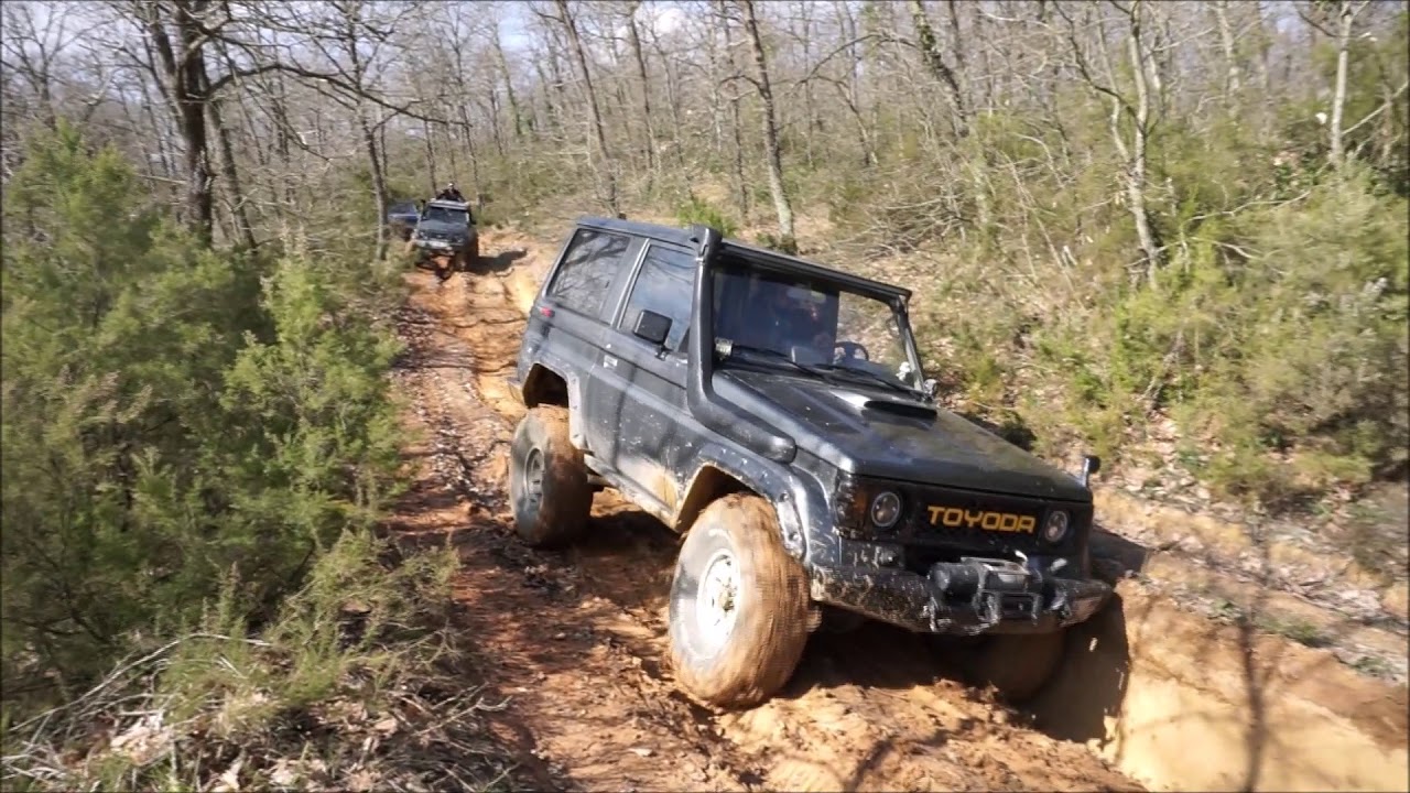 Suzuki Jimny , Suzuki Samurai , Toyota LJ70 Muddy Downhill