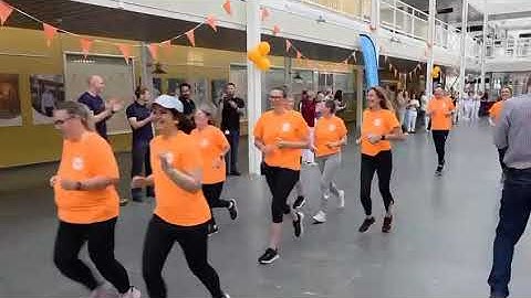 (Ex)kankerpatiënten lopen warm voor de LoveLife Run door de Binnenstraat van het Flevoziekenhuis